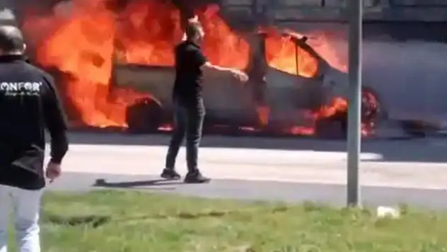 Van'da park halindeki minibüs alev alev yandı
