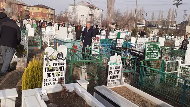 Van'da Ramazan Bayramı'nda kabristan ziyaretleri