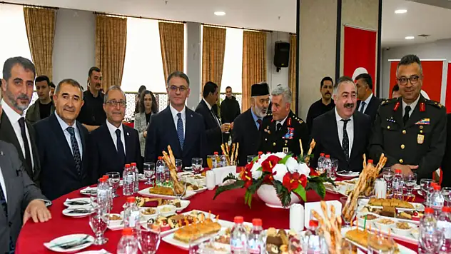 Van'da resmi bayramlaşma töreni