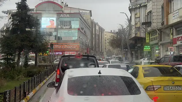 Van'da sağanak yağış trafiği felç etti