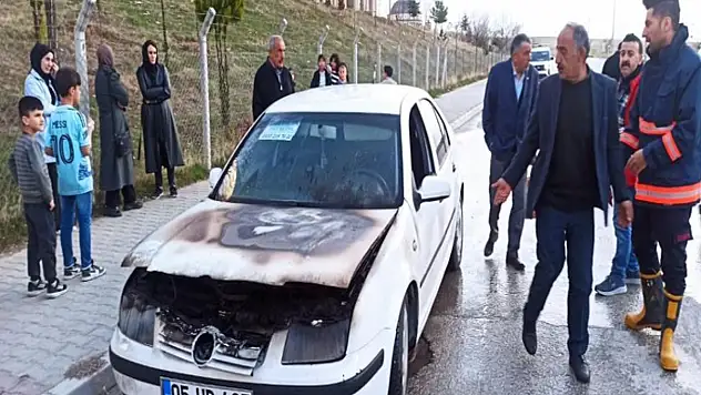 Van'da seyir halindeki otomobilin motoru yandı