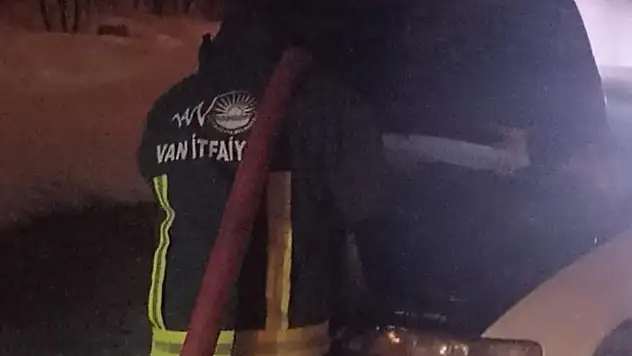 Van'da seyir halindeki otomobil alev aldı