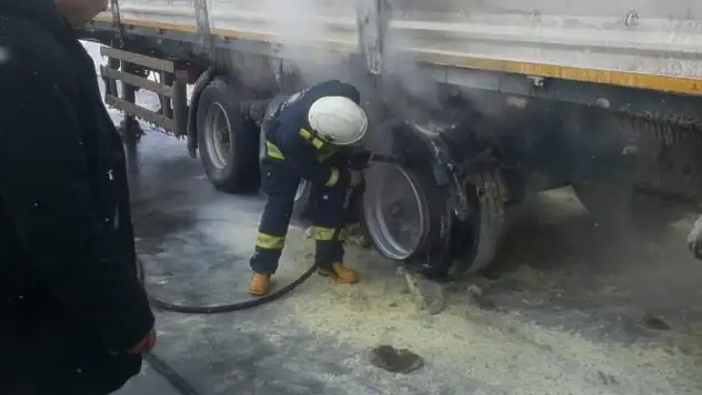 Van'da seyir halindeki tırın lastikleri yandı