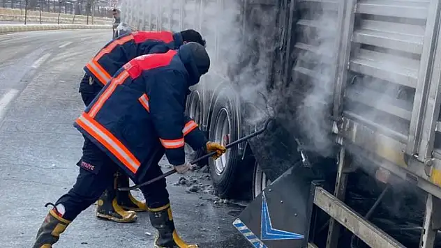 Van'da seyir halindeki tırın lastikleri yandı