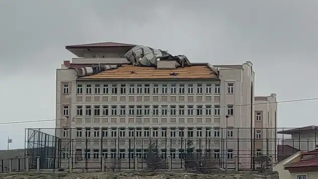 Van'da şiddetli fırtına çatıları uçurdu