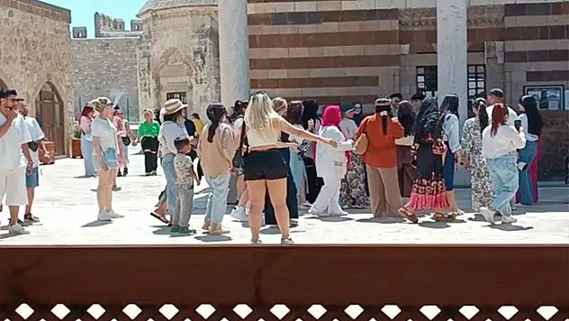 Van'da tarihi camiye uygunsuz kıyafetlerle girilmesi tepki topladı