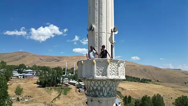 Van'da telefonla konuşmak için minareye çıkıyorlar