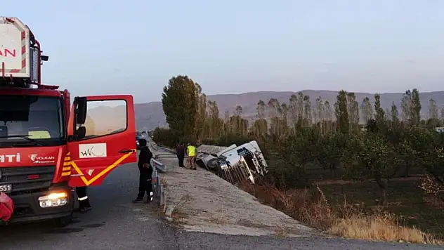 Van'da tır şarampole yuvarlandı