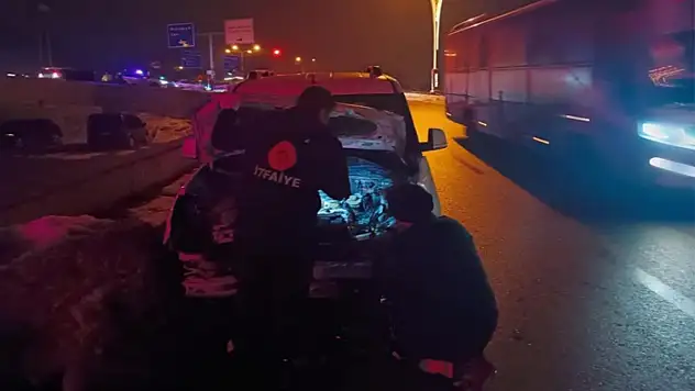 Van'da trafik kazası: Kamyonet ile otomobil çarpıştı