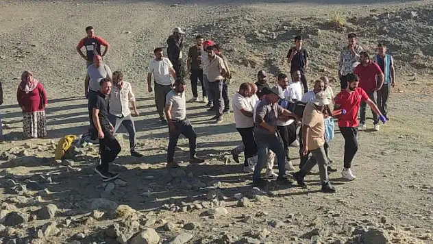 Van'da traktörün römorku devrildi: 8 yaralı