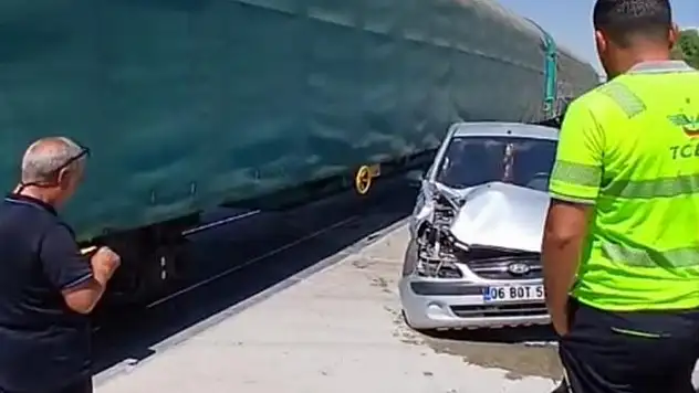 Van'da tren otomobile çarptı