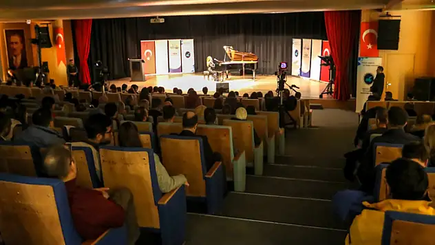 Van'da 'Türkiye 100 Yıl Konseri' düzenlendi 