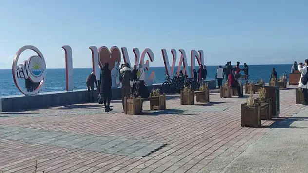 Van'da vatandaşlar sahile akın etti