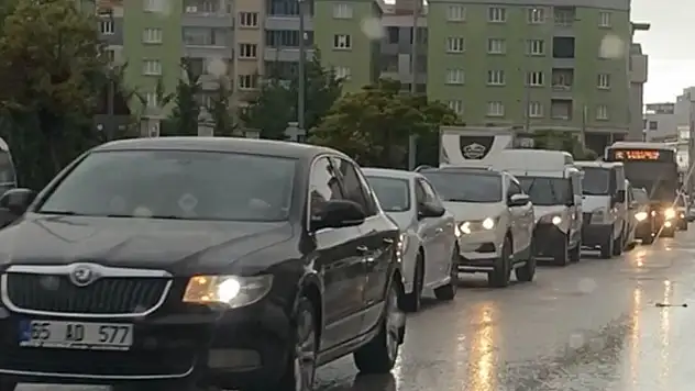 Van'da yağış trafiği kilitledi