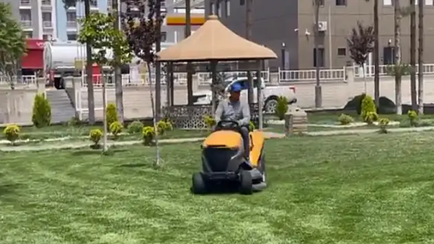 Van'da yeşil alanlarda çim biçme çalışması