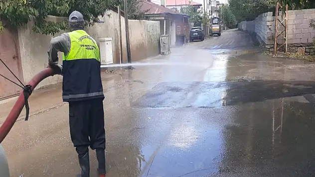 Van'da yol temizleme ve yıkama çalışmaları sürüyor