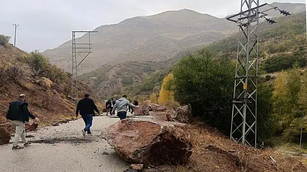 Van'da yola kaya parçaları düştü