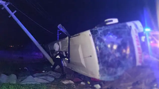 Van'da yolcu otobüsü devrildi: 28 yaralı