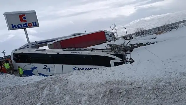 Van'da yolcu otobüsü direğe çarparak durabildi