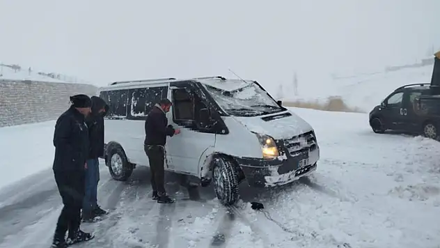 Van'da yoldan çıkan minibus kara saplandı