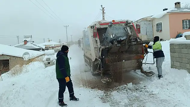 Van'da zorlu hava şartlarına rağmen temizlik çalışmaları aksamıyor