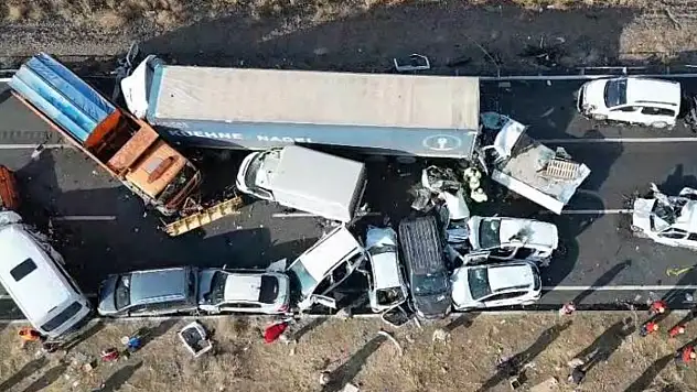 Van'daki zincirleme trafik kazalarına 35 araç karıştı
