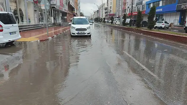 Van Erciş'te yağmur yağışı etkili oldu