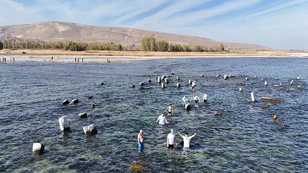 Van Gölü aktivistleri göldeki antik yolda yüzdüler