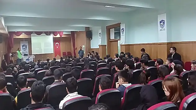Van Gölü Aktivistleri öğrencilerle buluştu
