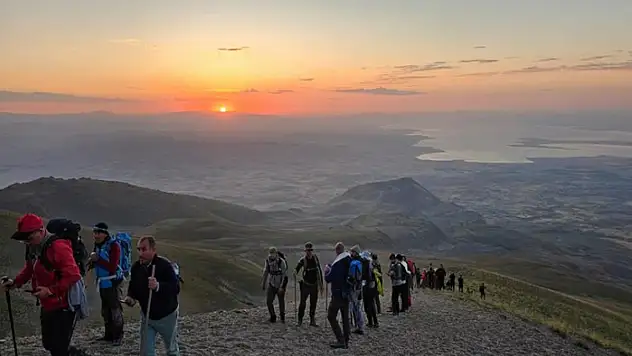 Van Gölü Ativistleri'nden Süphan Dağı'na tırmanış