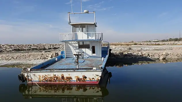 Van Gölü çekilince balıkçı limanları karaya döndü