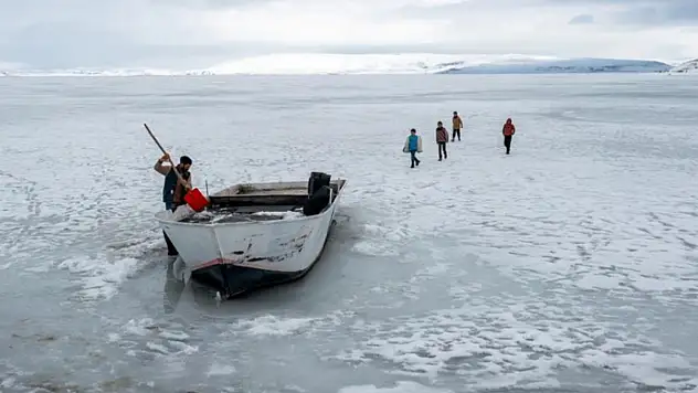 Van Gölü Havzasında kışın görsel hafızası: Nazik Gölü'nde fotoğraf buluşması