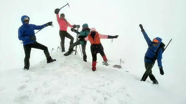 Van Gölü için Berit Dağı'na tırmandılar