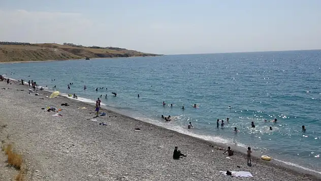 Van Gölü mavi bayraklı plajıyla tatilcilerin akınına uğradı