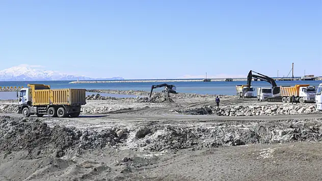 Van Gölü'nde dip çamuru temizliği sürüyor 