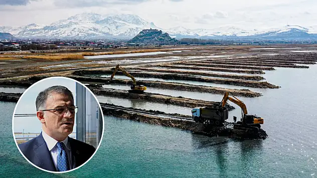 Van Gölü'nde dip çamuru temizliği sürüyor