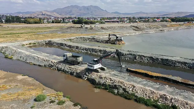 Van Gölü'nde dip çamuru temizliği devam ediyor