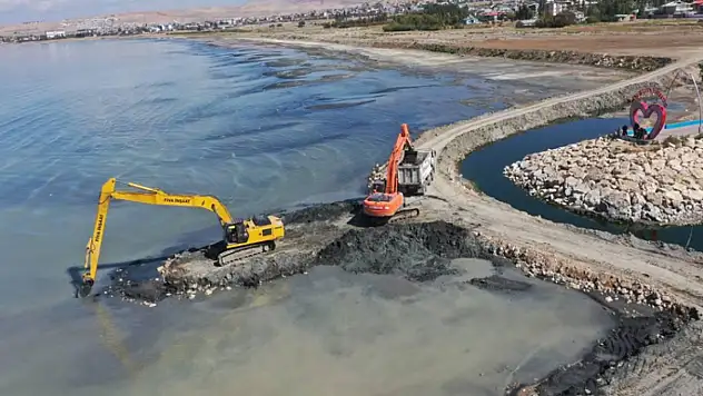Van Gölü'nde dip çamuru temizliği sürüyor