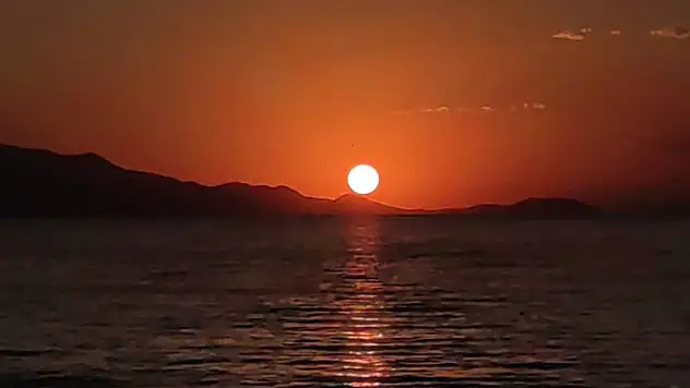 Van Gölü'nde gün batımı kartpostallık manzaralar oluşturdu