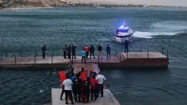 Van Gölü'nde kanoları devrilen 4 kişi ölümden döndü