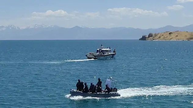 Van Gölü'nde kaybolan gencin arama çalışmaları sürüyor