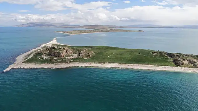 Van Gölü'ndeki yarımada büyülüyor