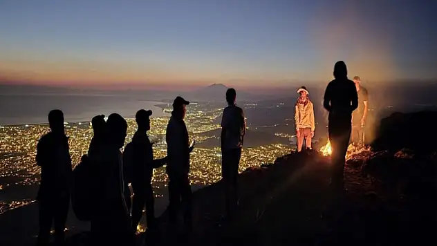 Van Gölü'ne dikkat çekmek için Erek Dağı'na tırmandılar