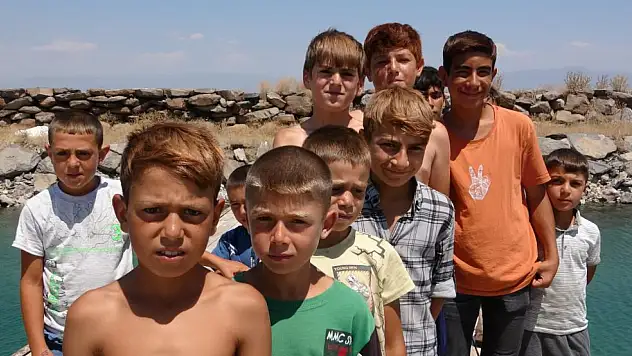 Van Gölü'ne giren çocukların saçları sarı oldu