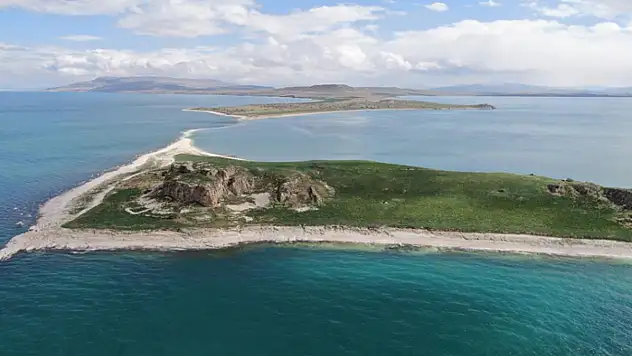 Van Gölü'nün el değmemiş güzelliği Çarpanak Adası
