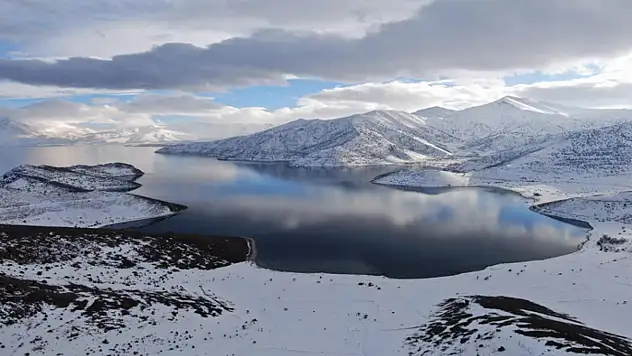 Van Gölü'nün masmavi suları karla buluştu
