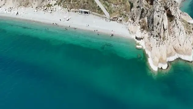 Van Gölü'nün masmavi suları ziyaretçilerini ağırlıyor