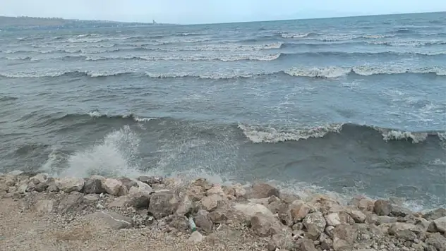 Van Gölü rüzgarla coştu