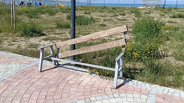 Van Gölü sahil yolunda oturaklara zarar verildi