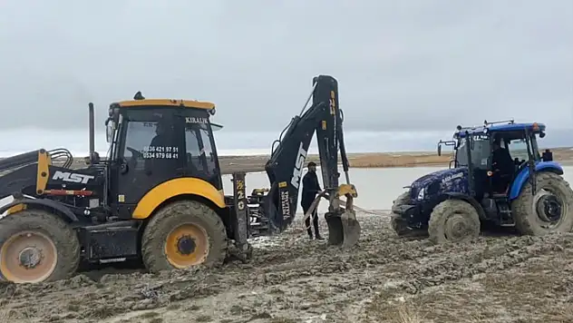 Van Gölü sahilinde çamura saplanan traktör kepçe ile kurtarıldı